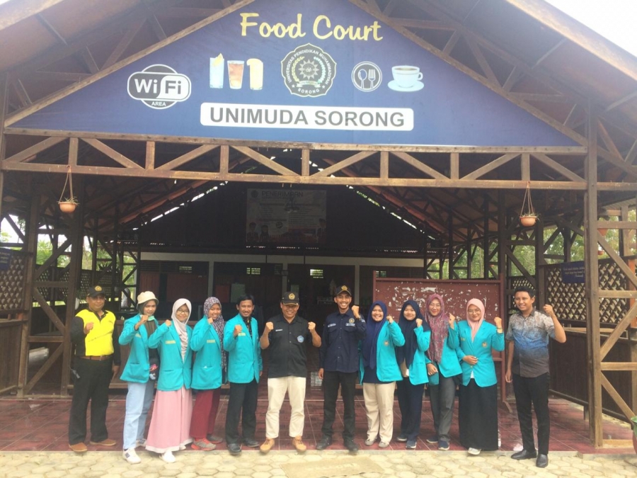 REKTOR UNIMUDA SORONG MENYERAHKAN SEMBILAN MAHASISWA PLP II TERINTEGRASI KKNDIK FKIP UNIV. MUHAMMADIYAH SURAKARTA